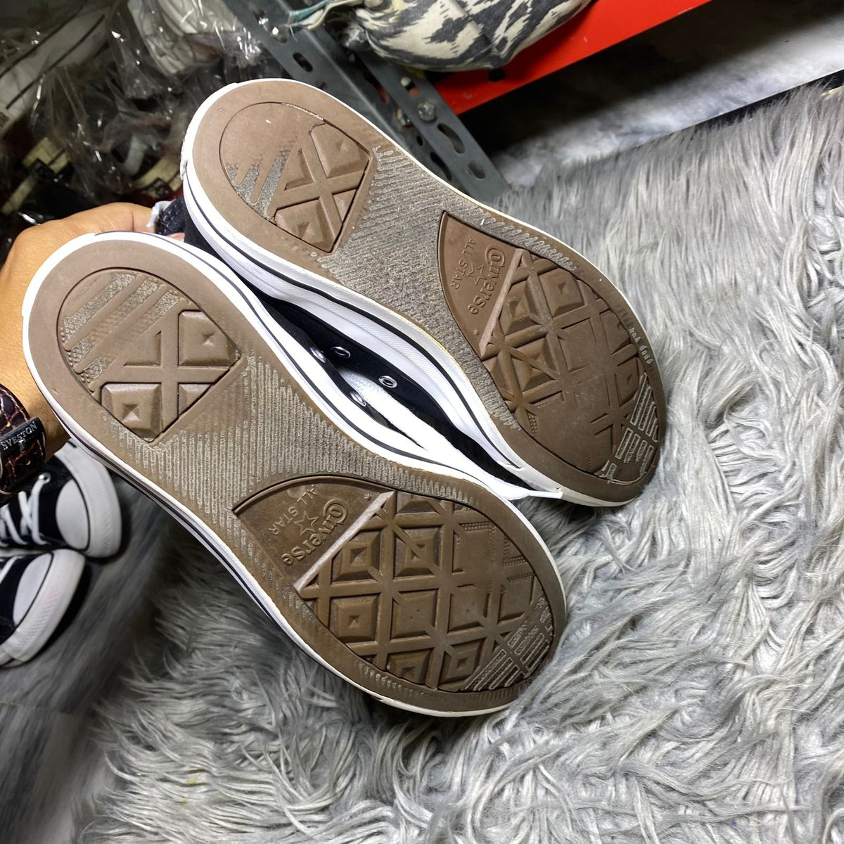 Converse ( Size 42 / 8.5 )
