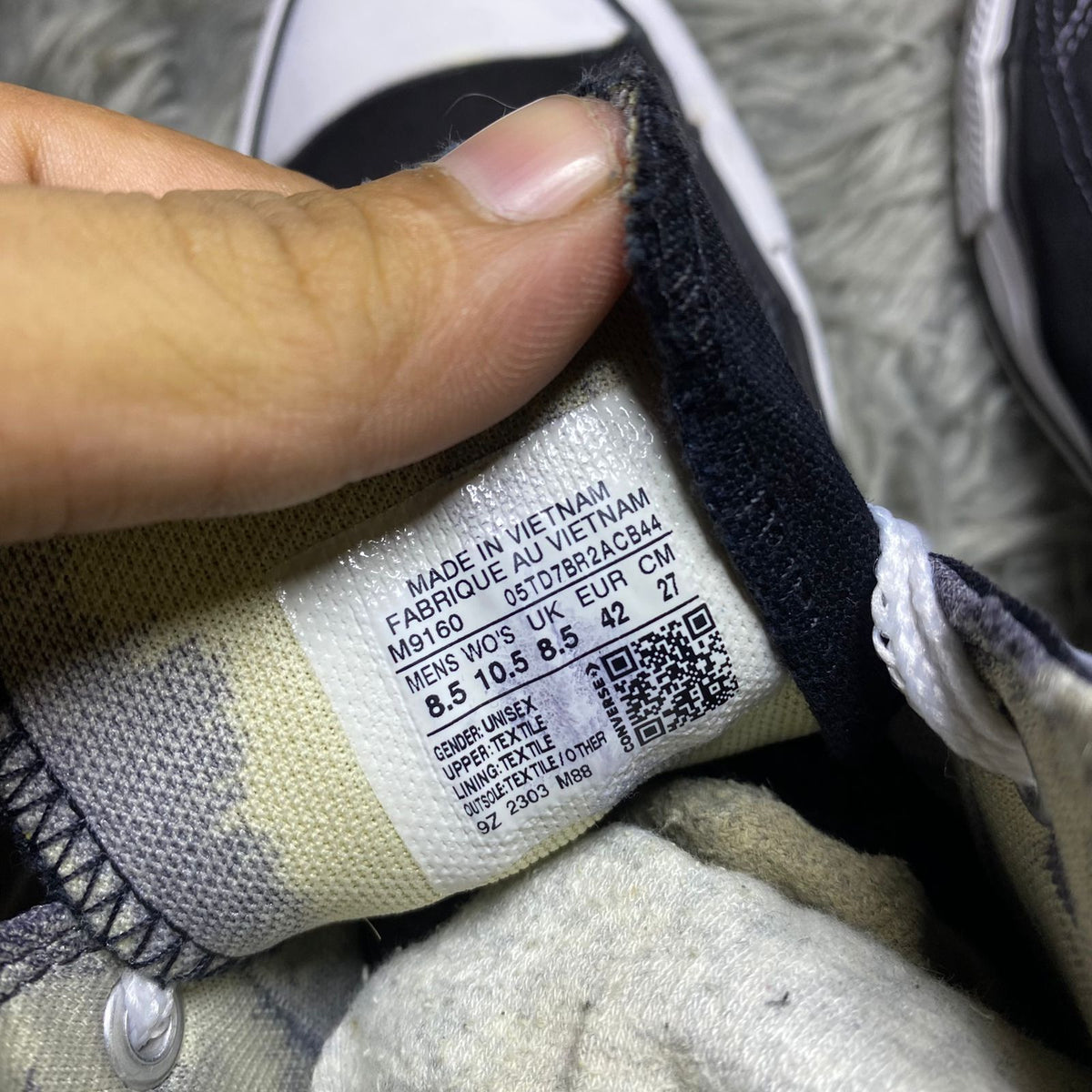 Converse ( Size 42 / 8.5 )