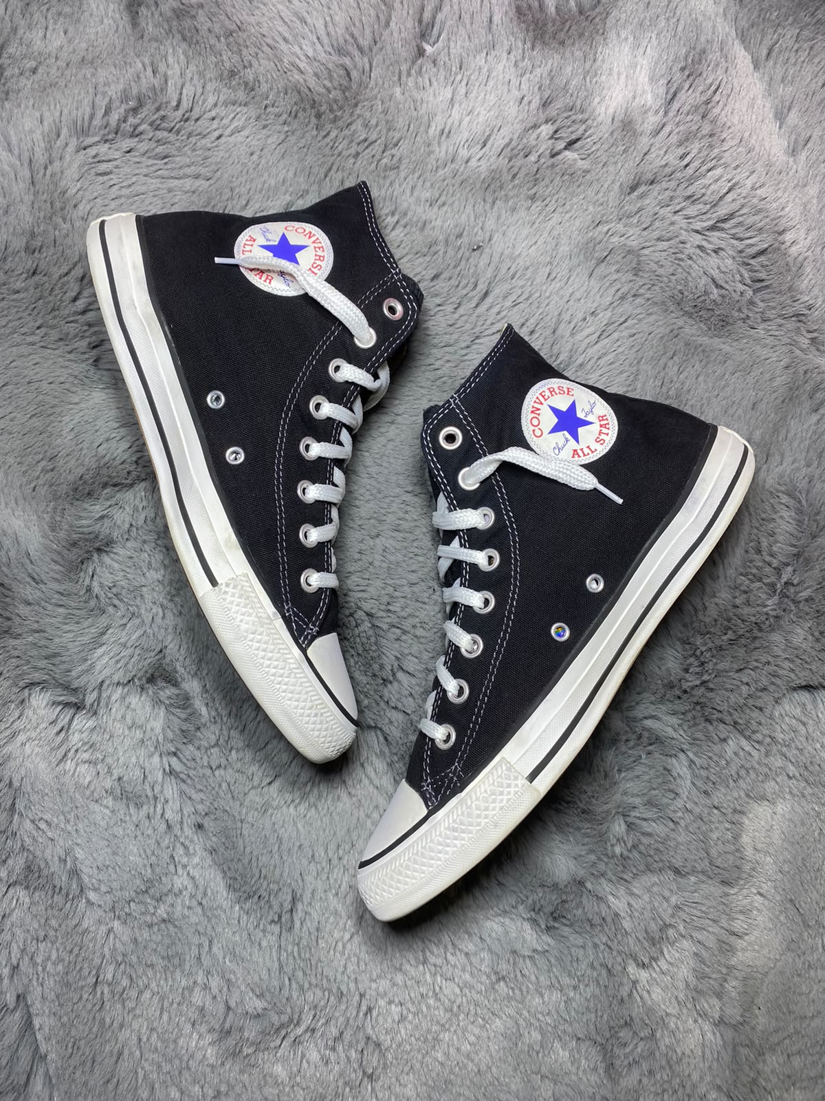 Converse ( Size 42 / 8.5 )