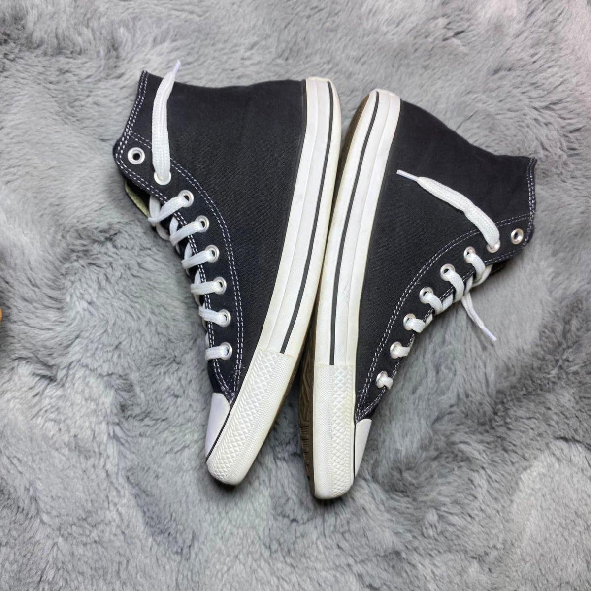 Converse ( Size 42 / 8.5 )