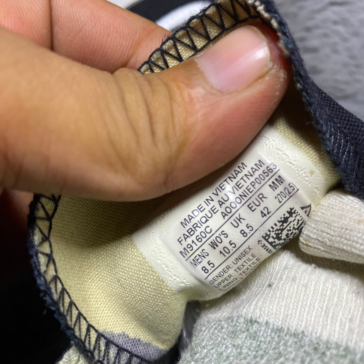 Converse ( Size 42 / 8.5 )