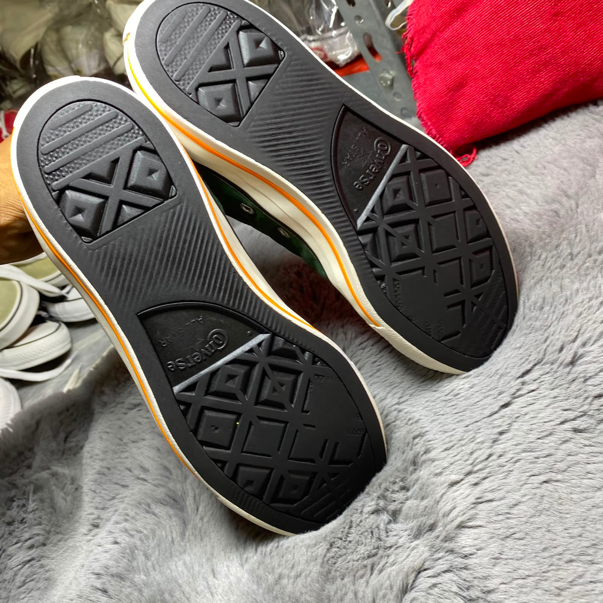 Converse ( Size 42 / 8.5 )