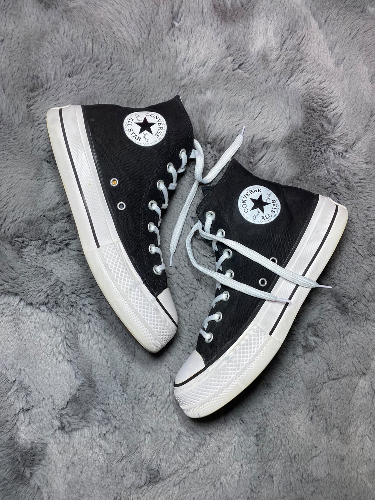 Converse ( Size 41 / 7.5 )