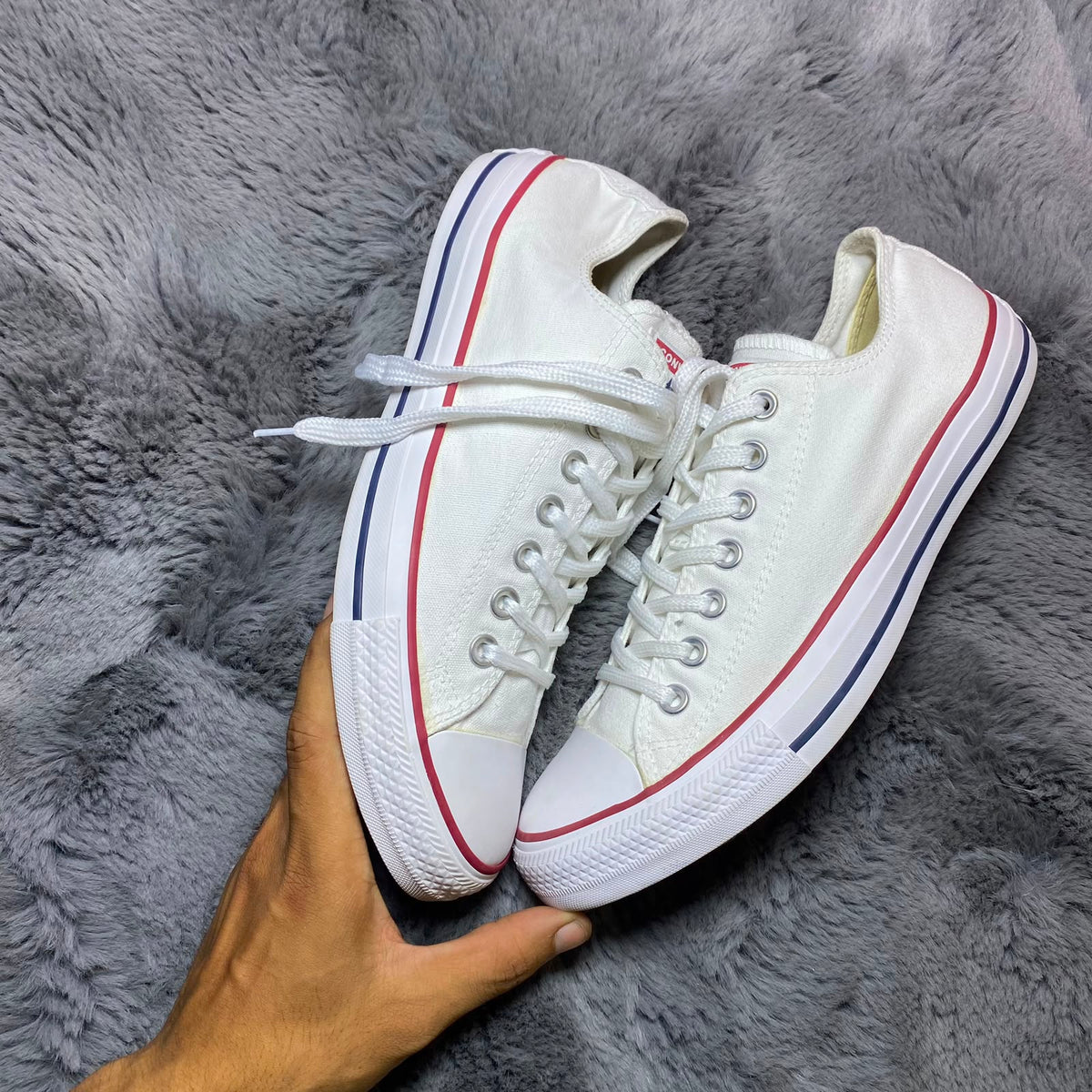 Converse ( Size 42.5 -43 / 8.5 - 9 )