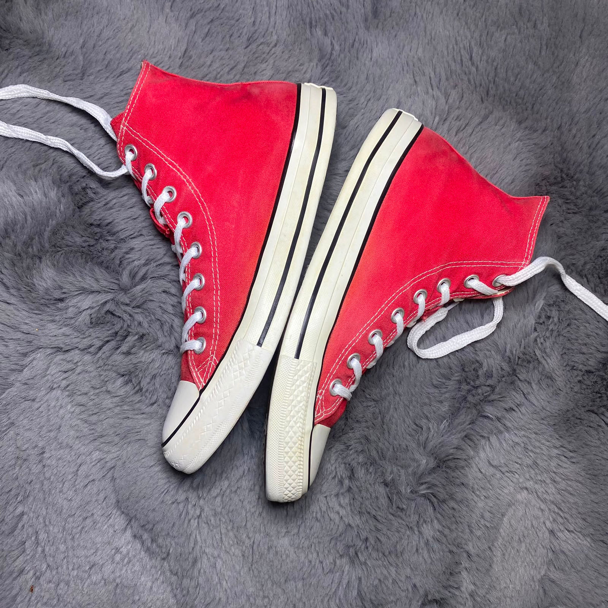 Converse ( Size 42.5 -43 / 8.5 - 9 )