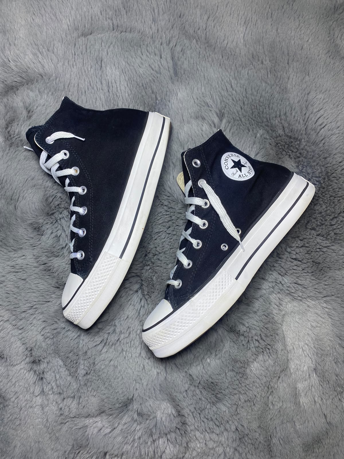 Converse ( Size 42.5 -43 / 8.5 - 9 )