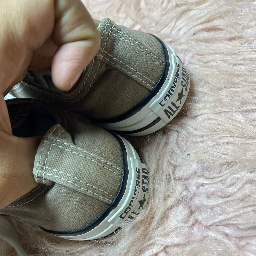 Converse ( Size 37 / 4.5 )
