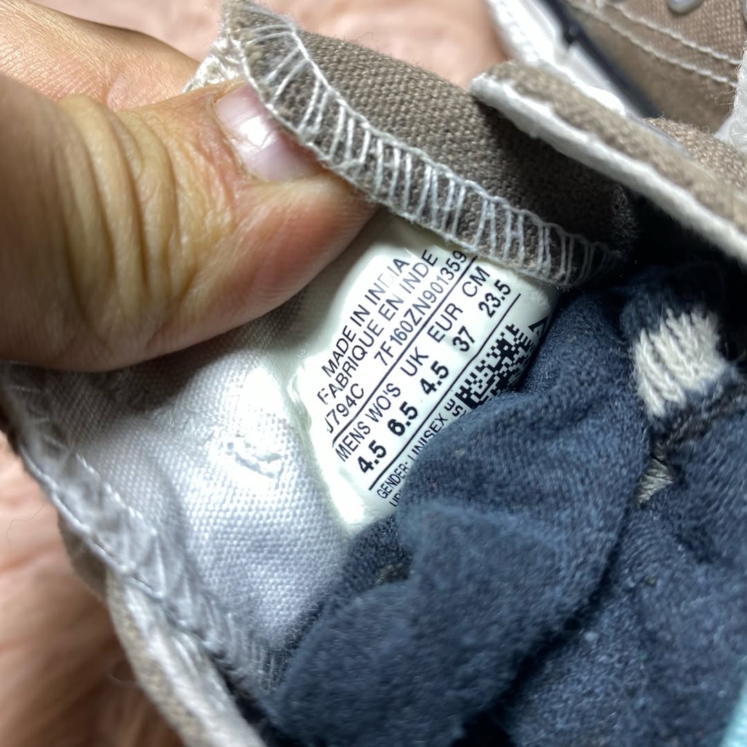 Converse ( Size 37 / 4.5 )