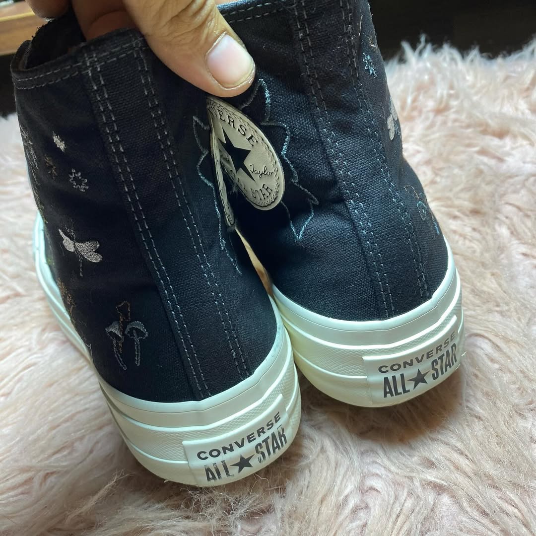 Converse ( Size 39.5 / 6.5 )