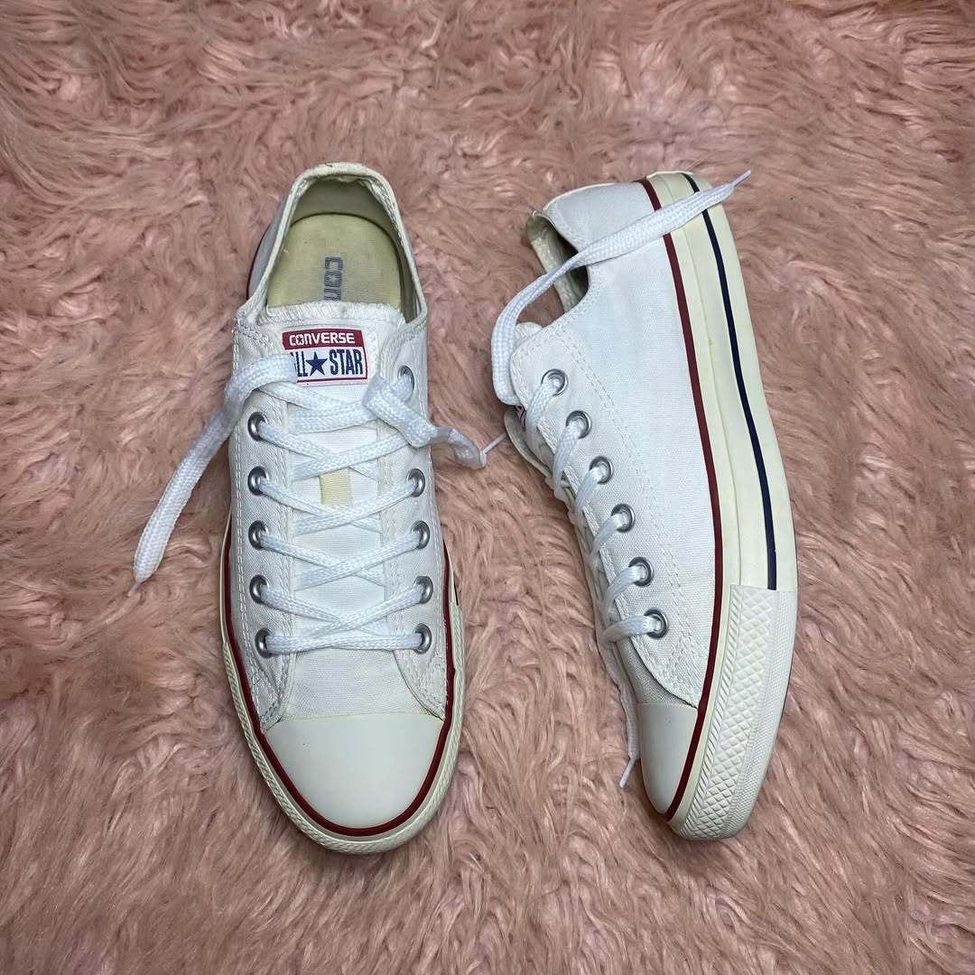 Converse ( Size 41.5 / 8 )