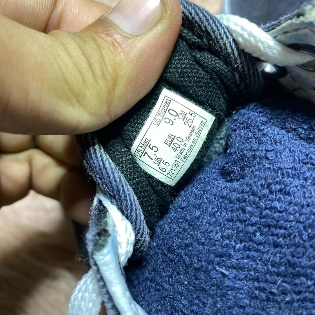 VANS ( Size 40 / 6.5 )