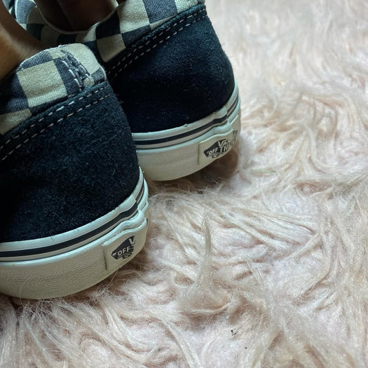 VANS ( Size 40.5-41 / 7-7.5 )