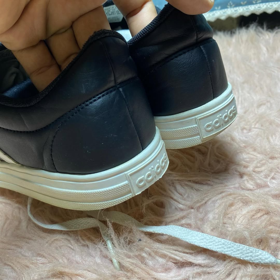 ADIDAS ( Size 40 / 6.5 )