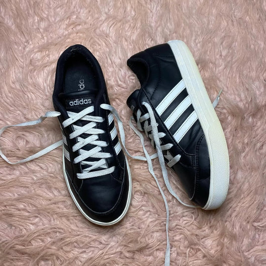 ADIDAS ( Size 40 / 6.5 )
