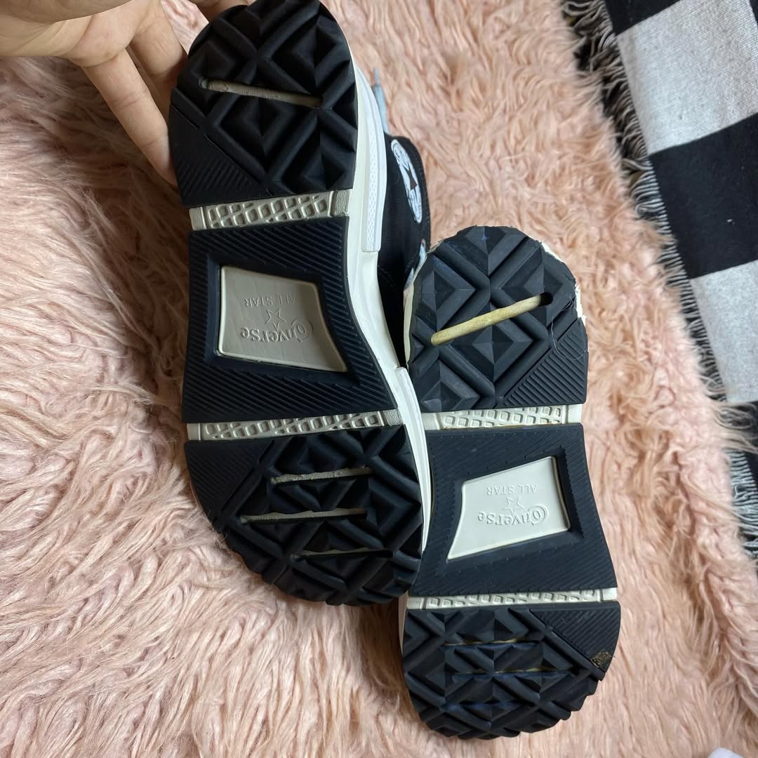 Converse ( Size 38.5-39 / 5.5-6 )