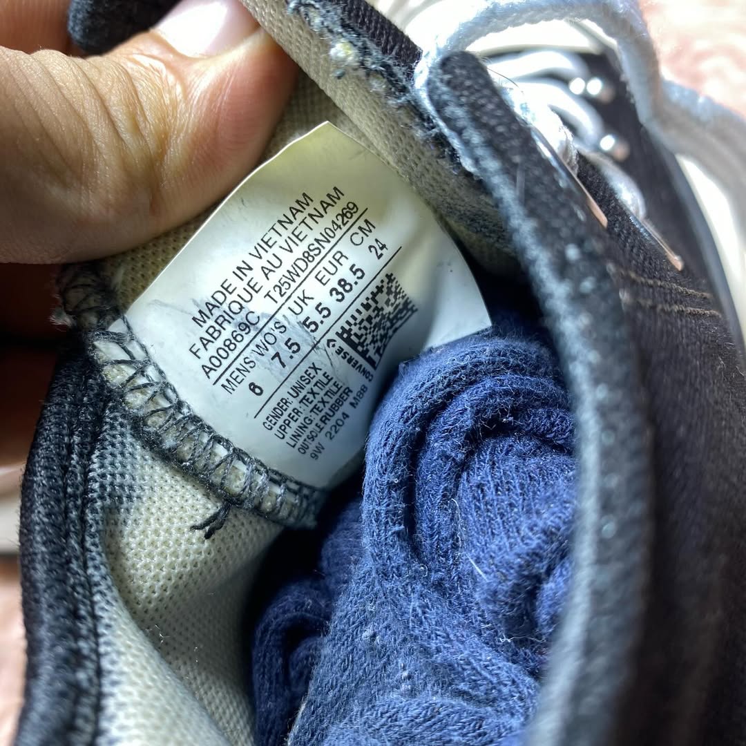 Converse ( Size 38.5-39 / 5.5-6 )