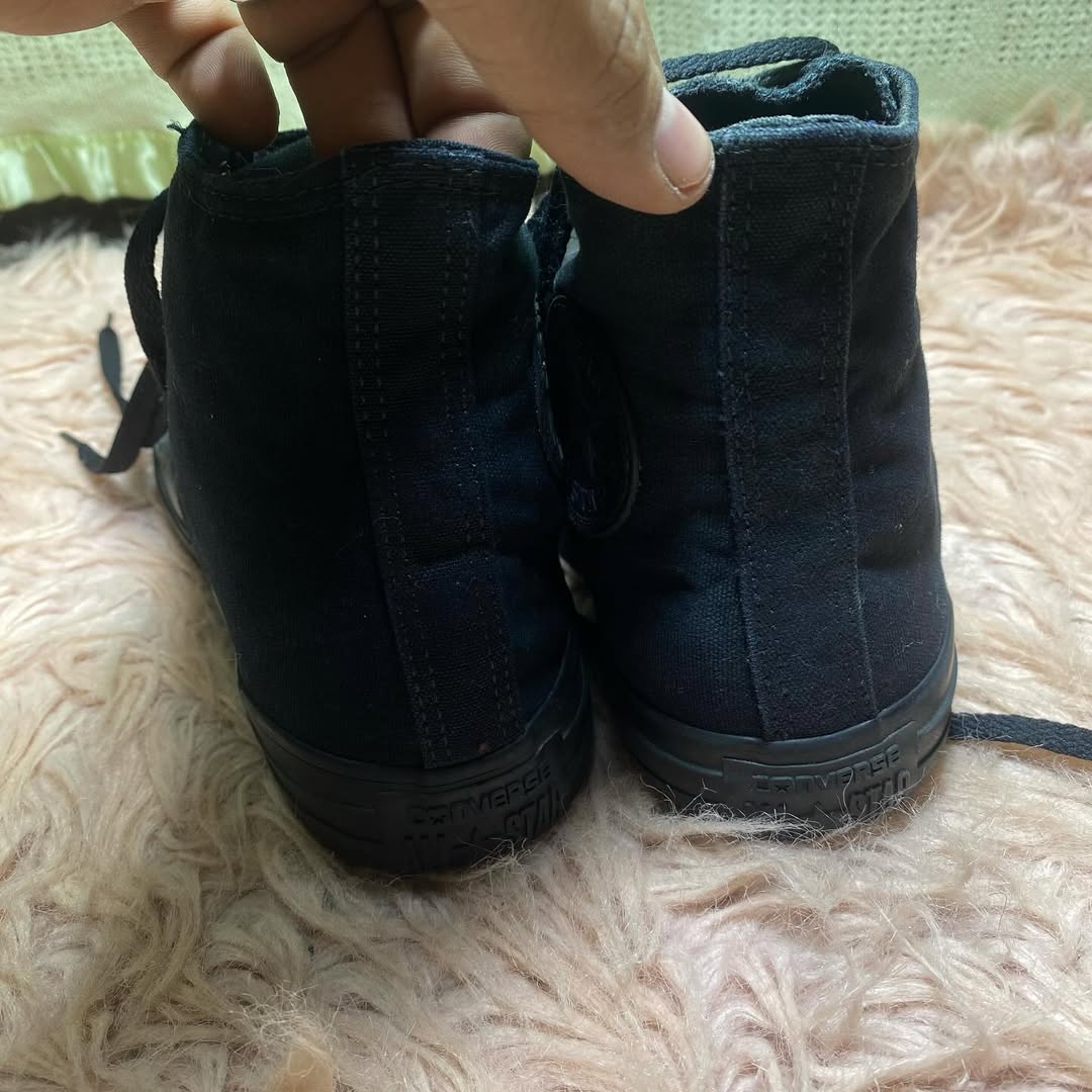 Converse ( Size 38.5-39 / 5.5-6 )
