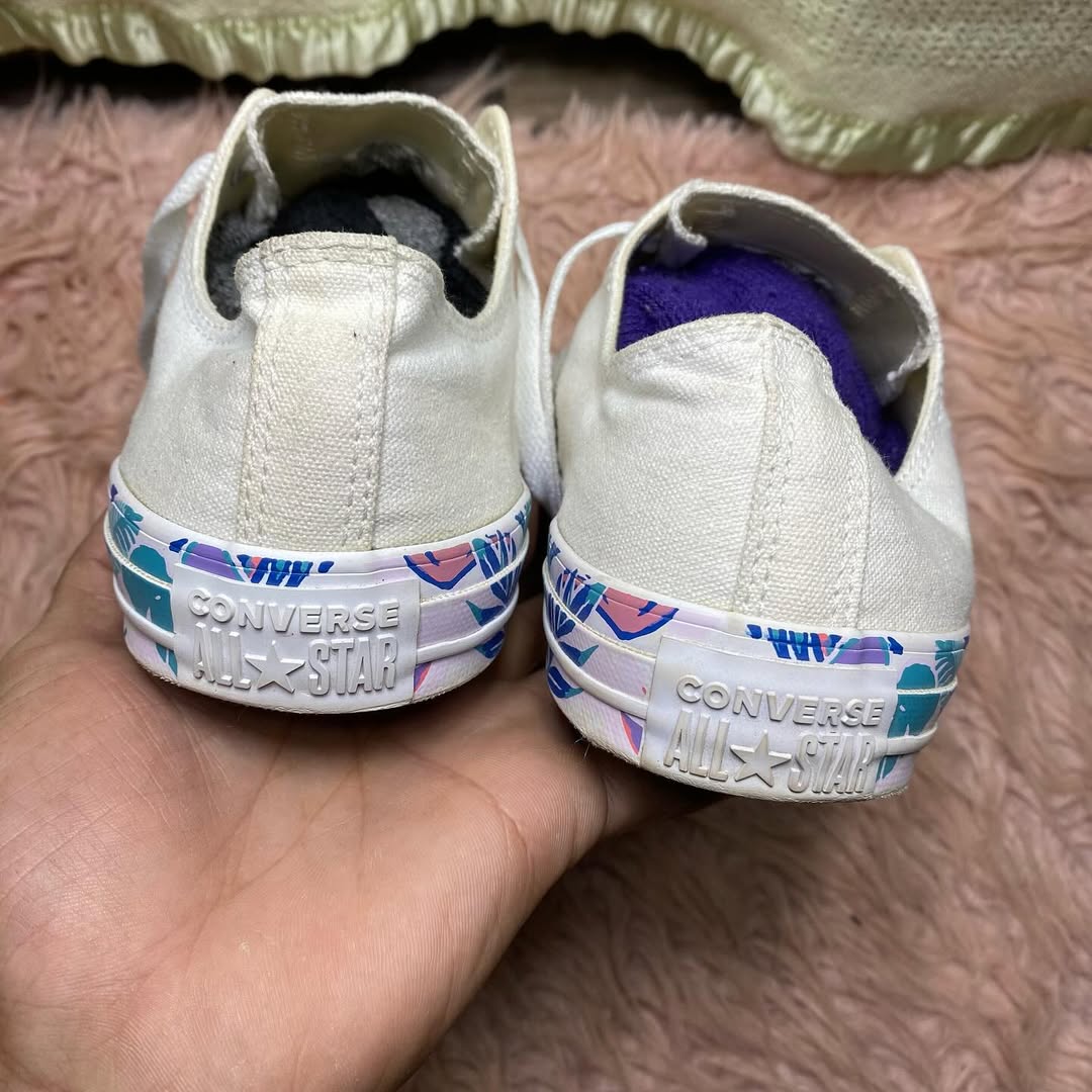 Converse ( Size 41.5 / 8 )