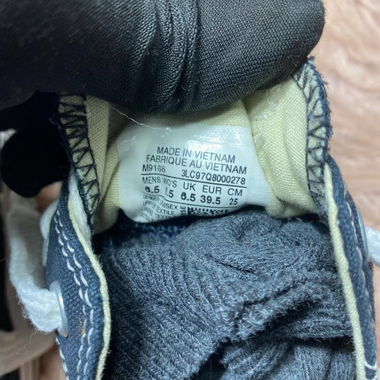 Converse ( Size 39.5 / 6.5 )