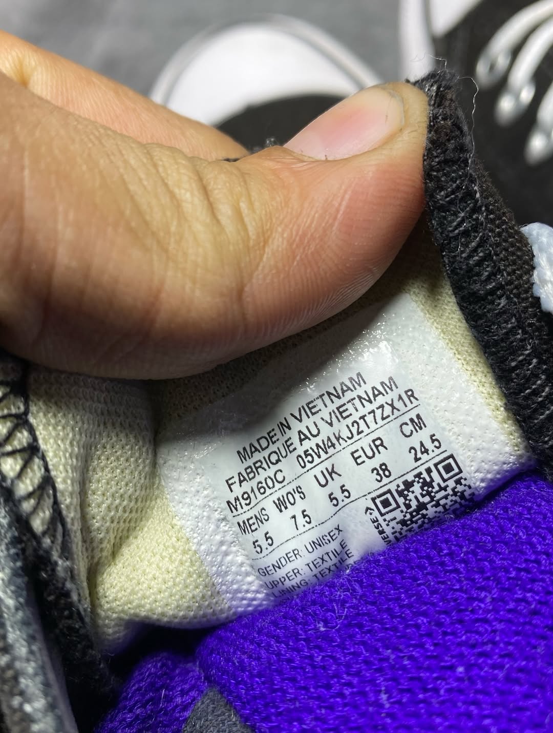 Converse ( Size 38 / 5.5 )