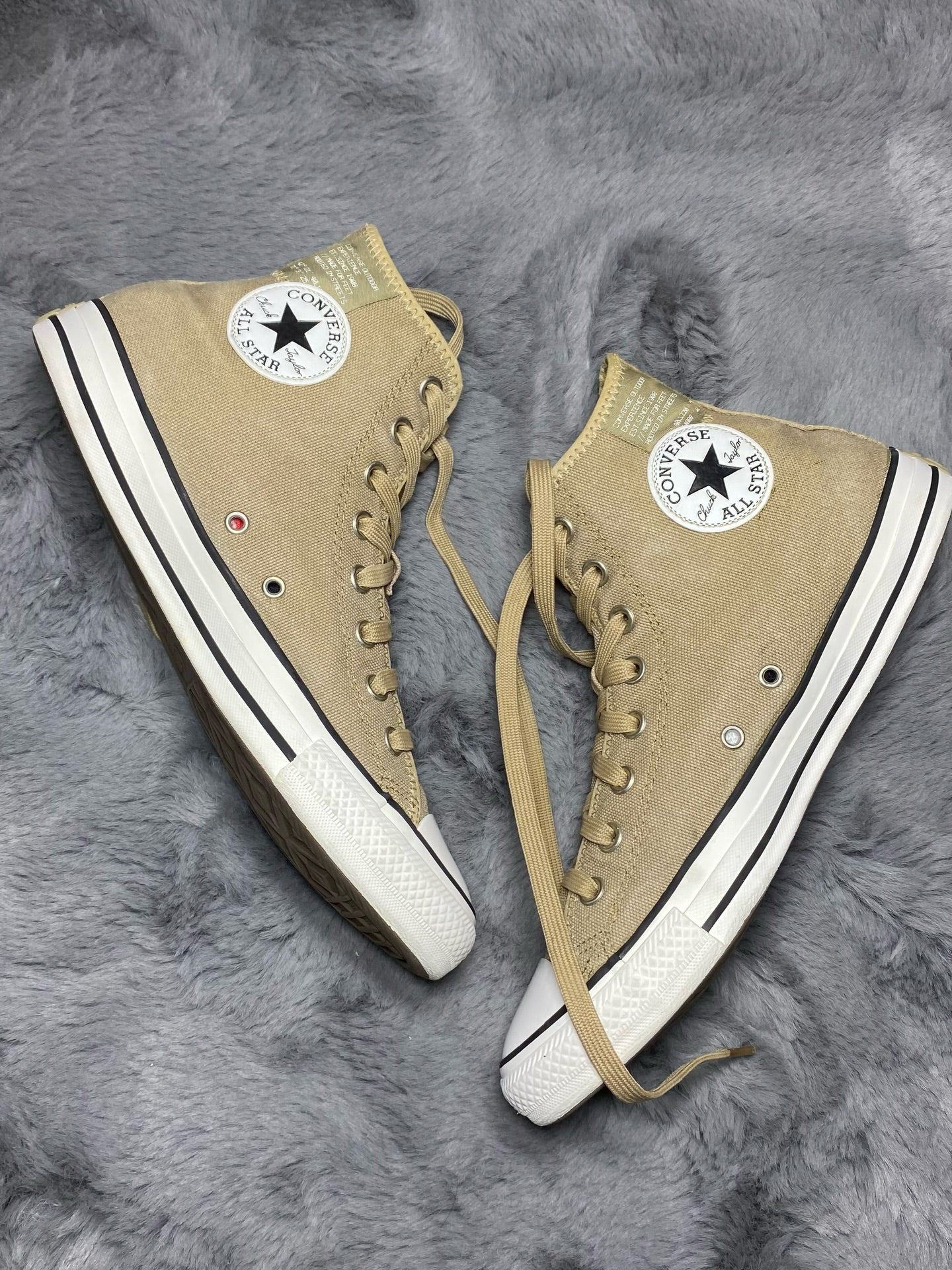 Converse ( Size 43 / 9.5 )