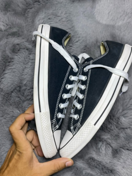 Converse ( Size 41.5 / 8 )