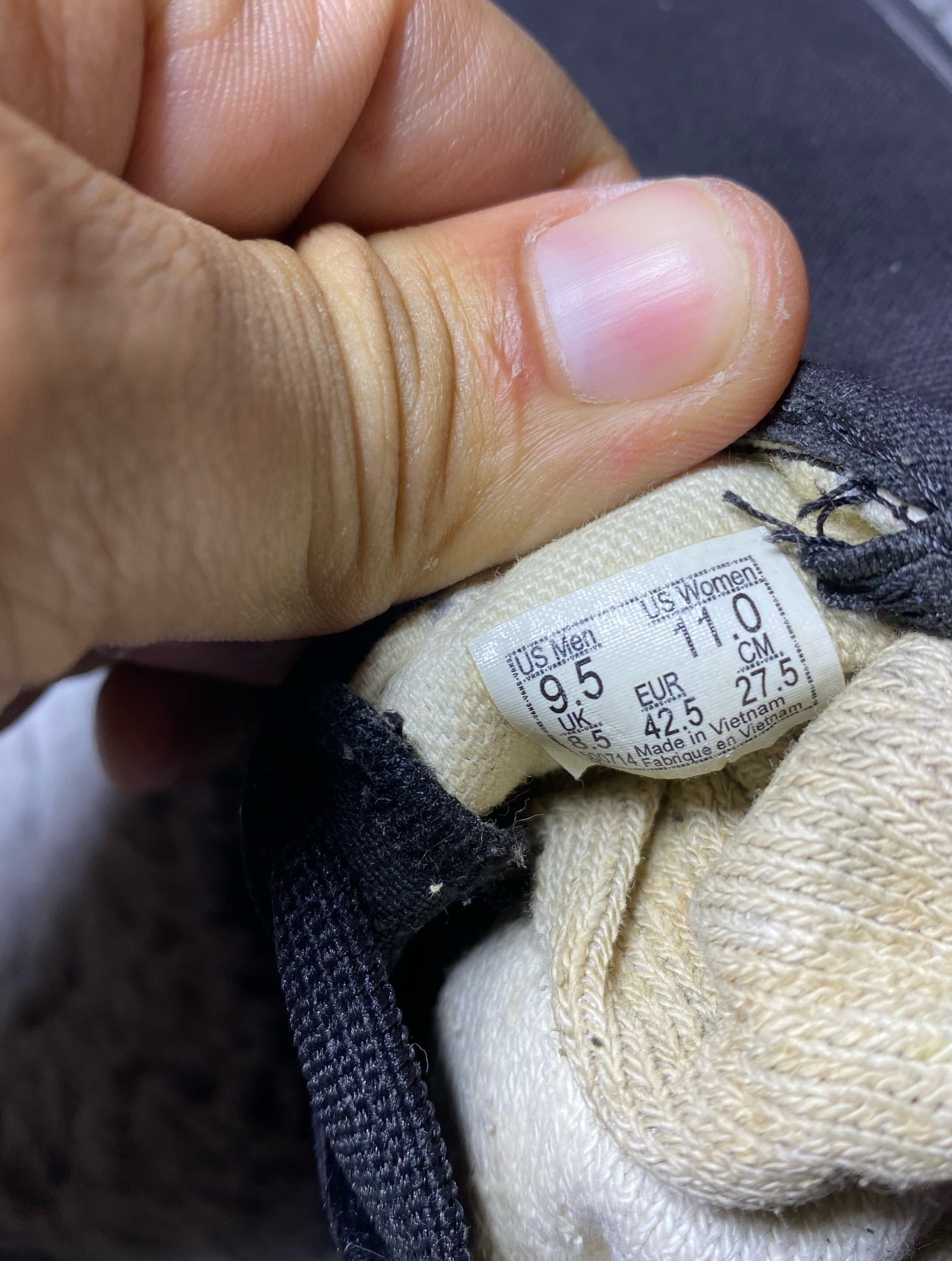 VANS ( Size 42.5 /  8.5 )