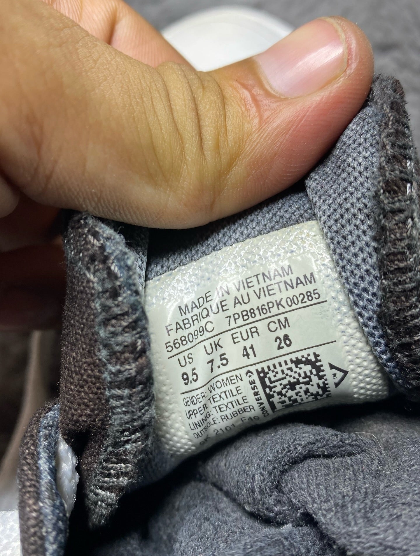 Converse ( Size 41 / 8 )