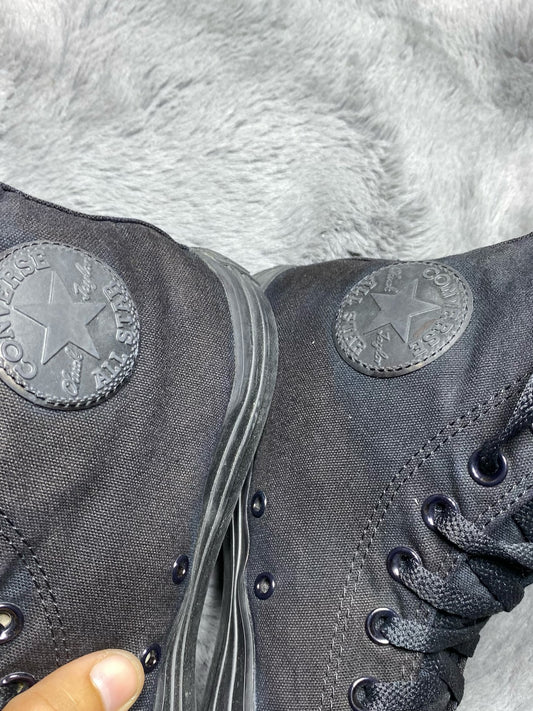 Converse ( Size 42.5 - 43 / 8.5 - 9 )