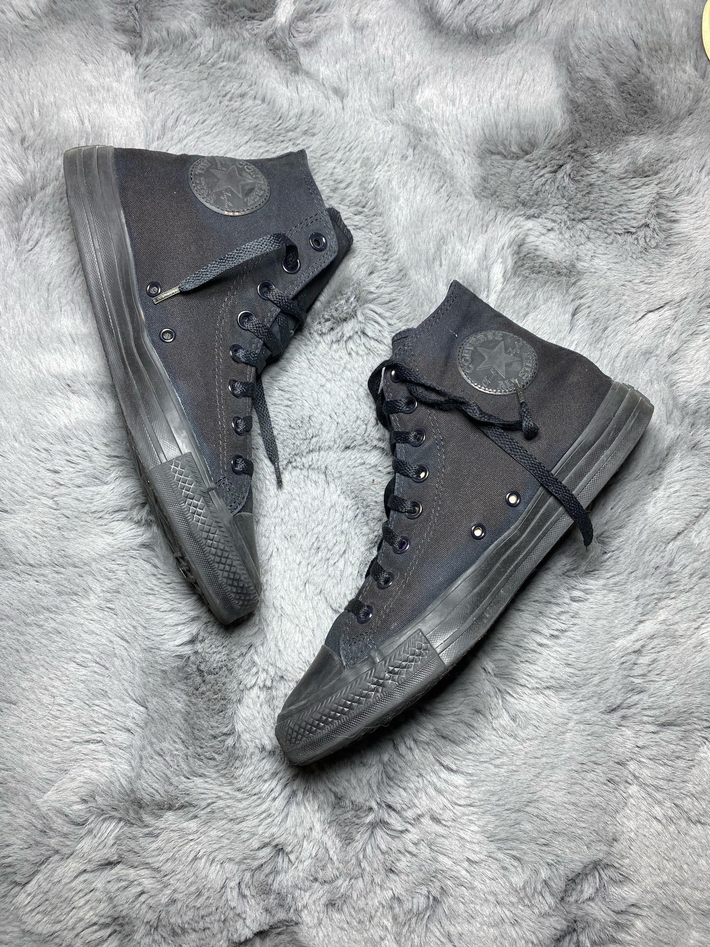 Converse ( Size 42.5 - 43 / 8.5 - 9 )
