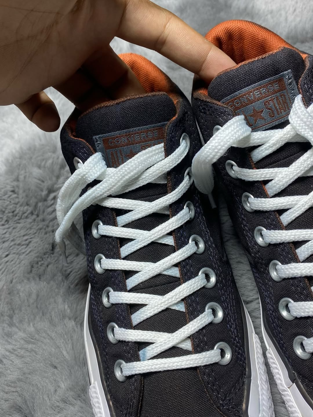 Converse ( Size 42 / 8.5 )