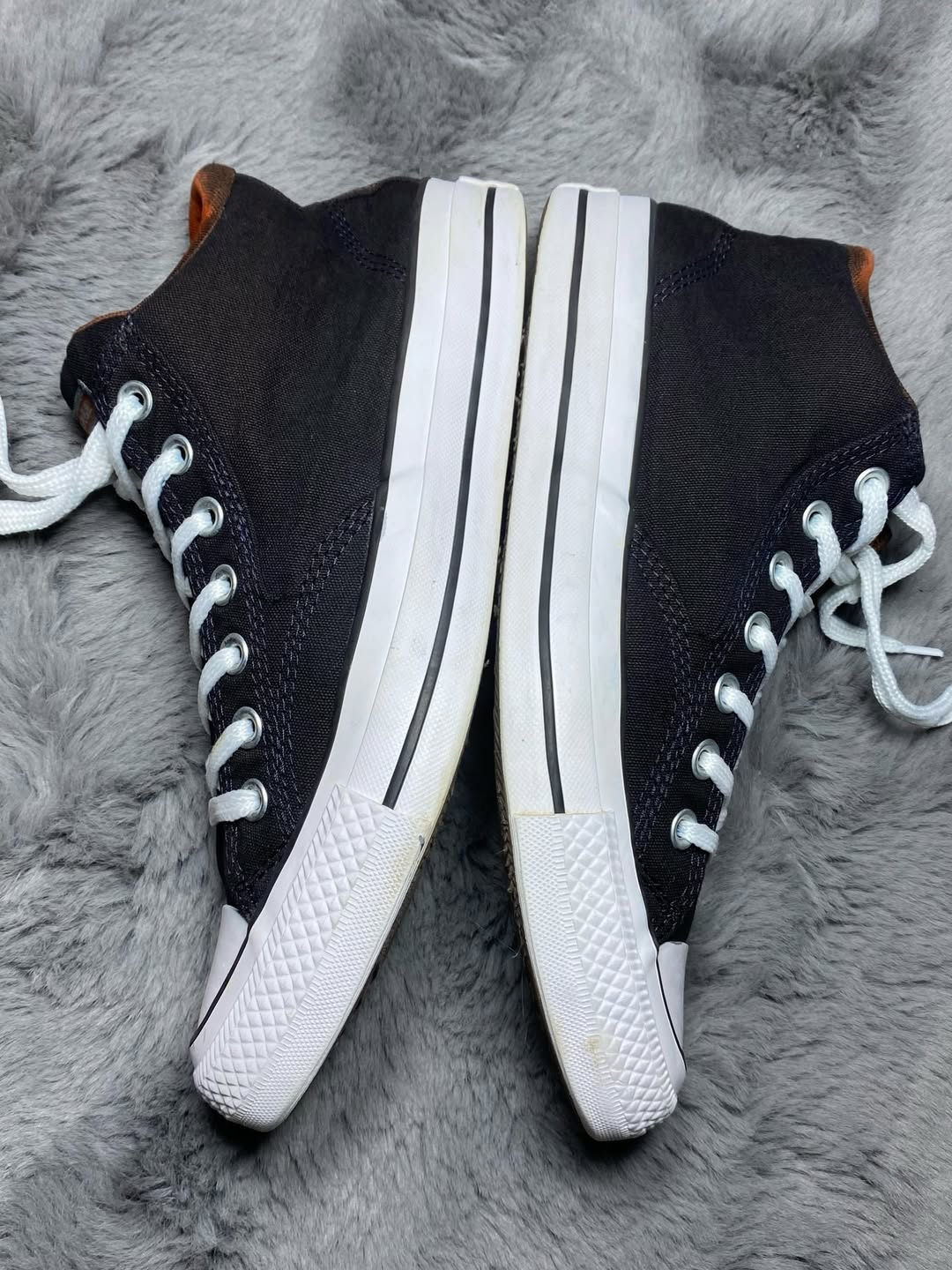 Converse ( Size 42 / 8.5 )