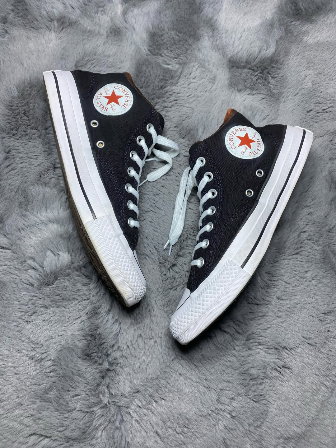 Converse ( Size 42 / 8.5 )