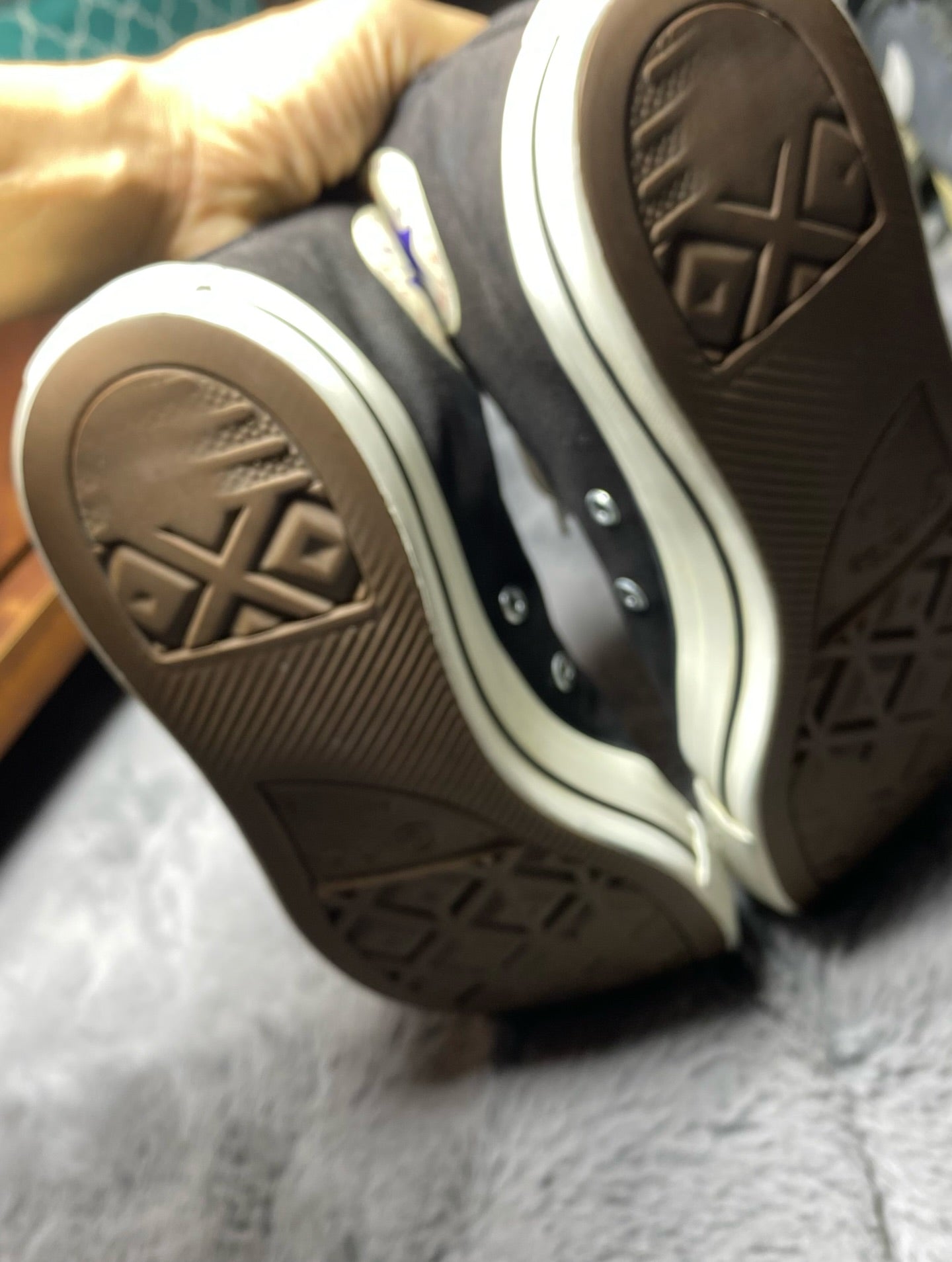 Converse ( Size 42.5 - 43 / 8.5 - 9 )