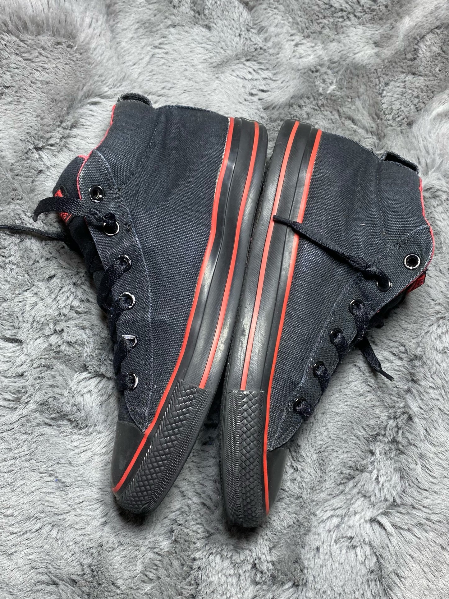 Converse ( Size 42 / 8.5 )