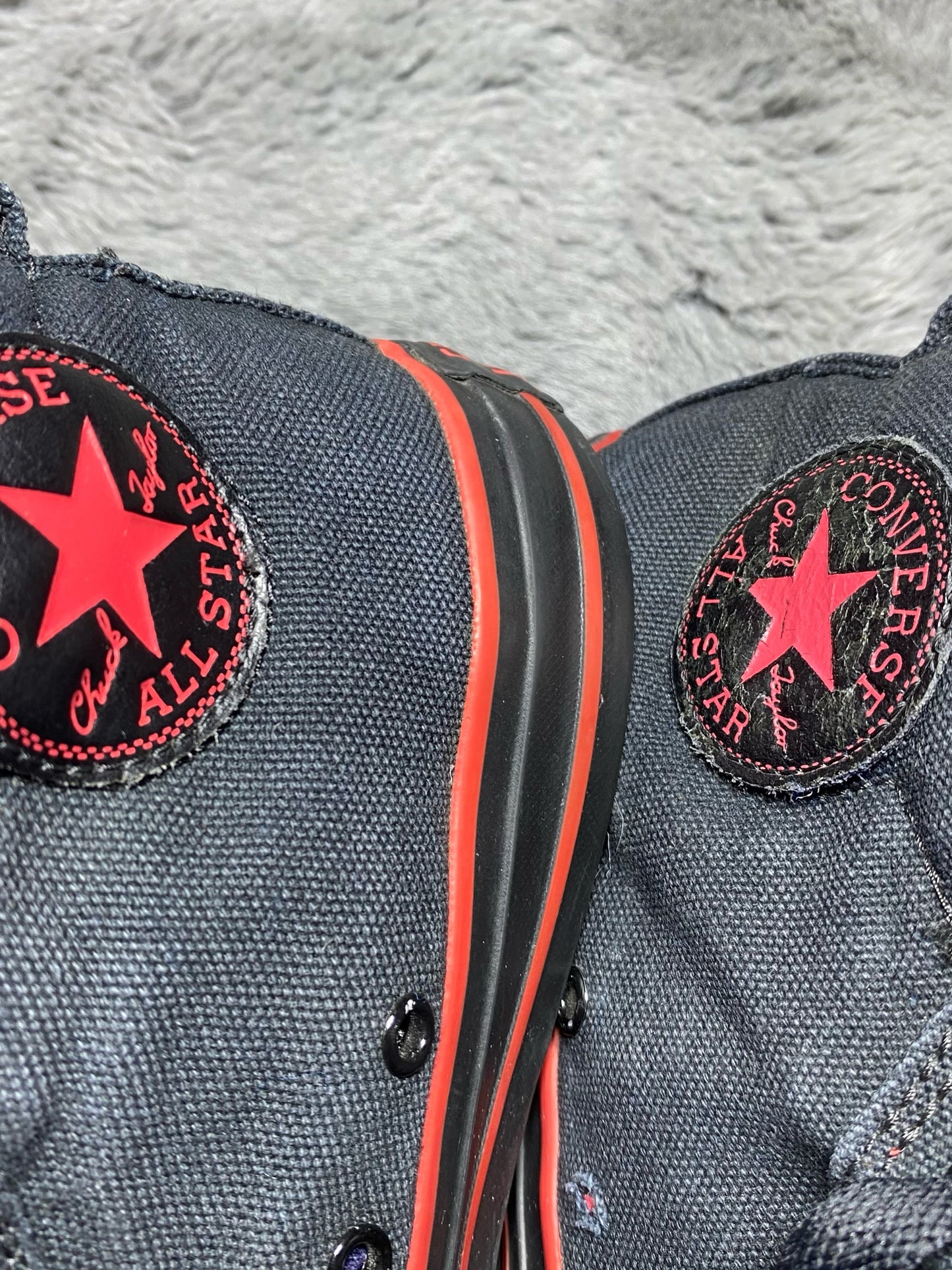 Converse ( Size 42 / 8.5 )