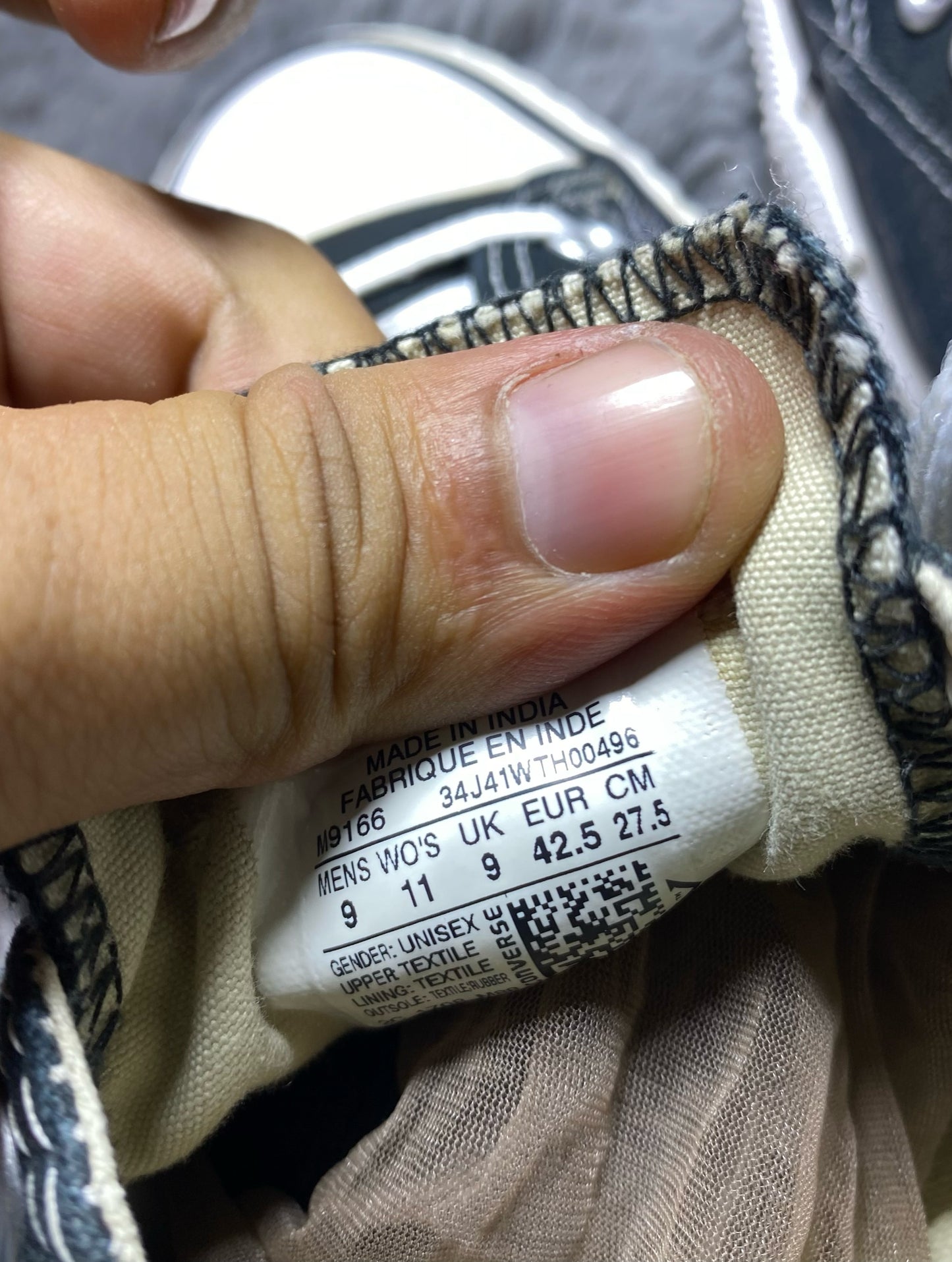 Converse ( Size 42.5 - 43 / 8.5 - 9 )