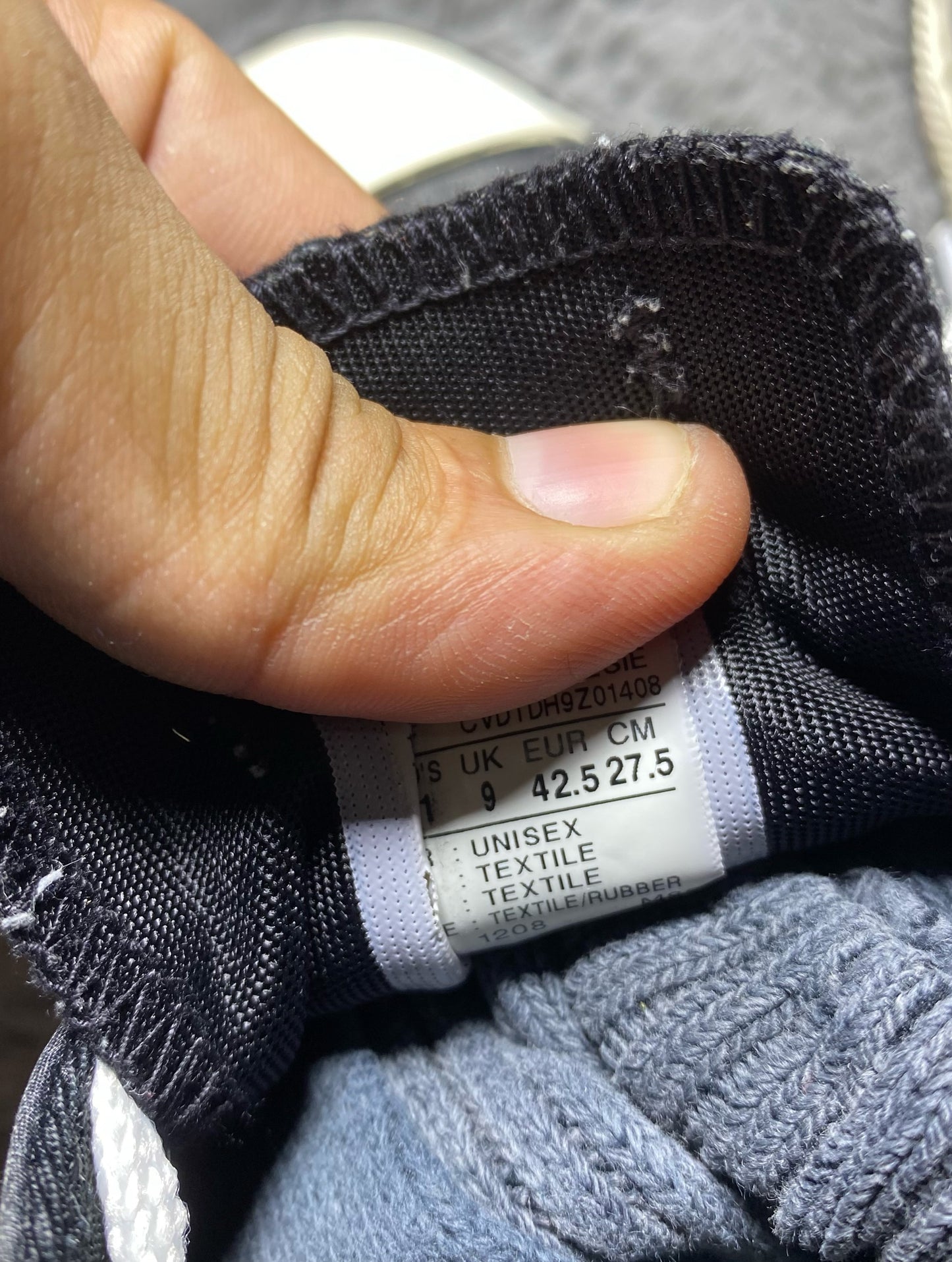 Converse ( Size 42.5 - 43 / 8.5 - 9 )
